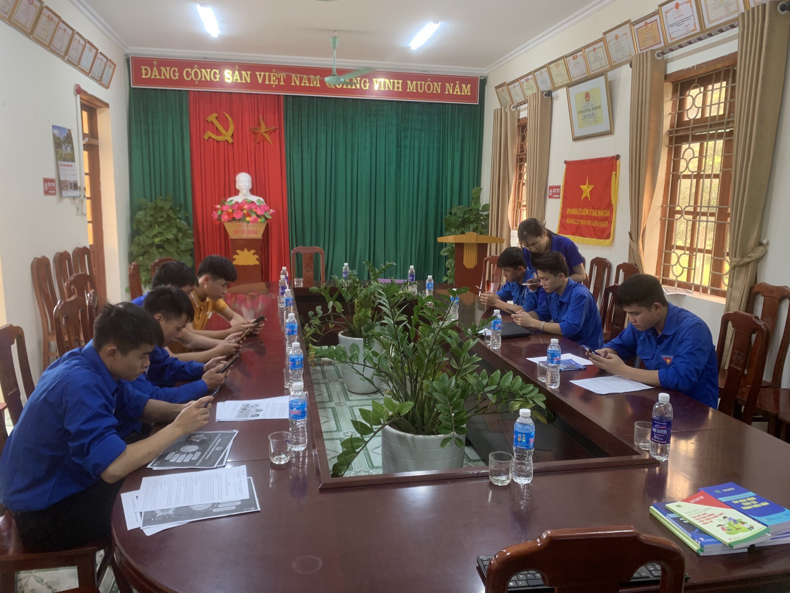 (Bí thư Đoàn xã hướng dẫn ĐV,TN tạo tài khoản và đăng nhập thi Tìm hiểu 90 năm truyền thống đảng bộ tỉnh Lạng Sơn)